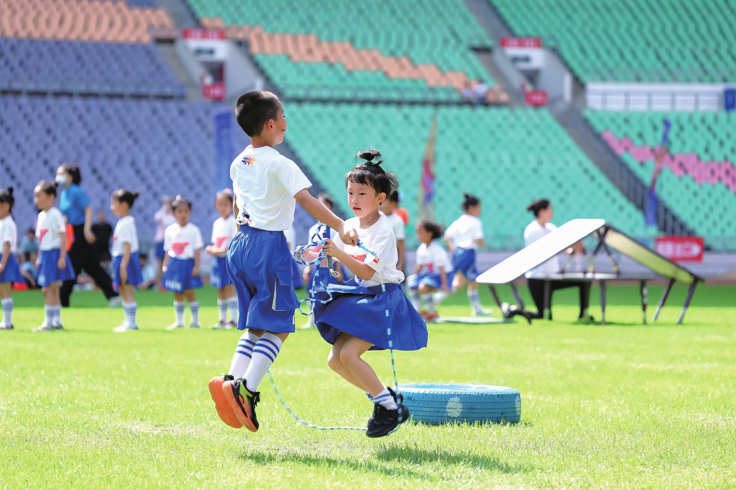 麻将实战：解析“清一色”的诱惑——为什么盲目做大牌是新手破产的主因？（麻将对局剖析：别被“清一色”迷惑——新手盲追大牌为何最易破产？）